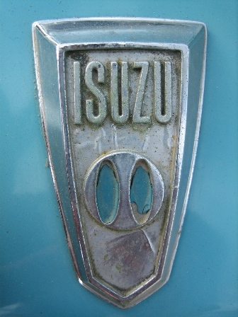 isuzu badge small.JPG
