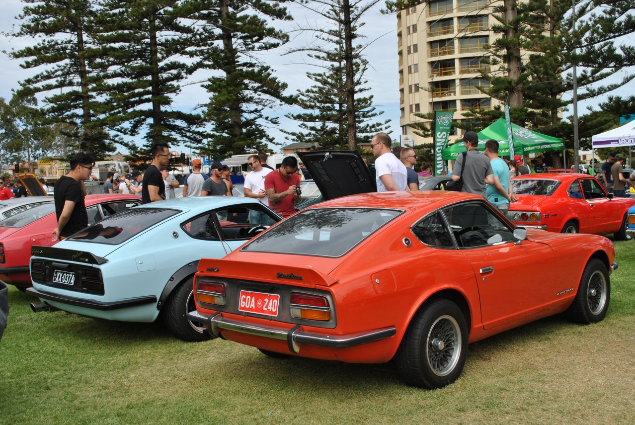 154 - Datsun 240Z - Ross' car with blue 240Z with flares.JPG