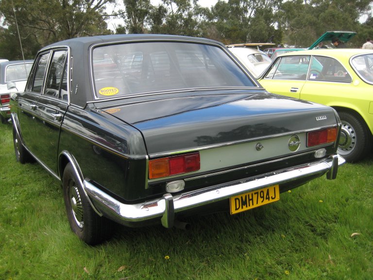 Humber Sceptre Mark III - 1971 - Hillman Hunter-based - 02.jpg