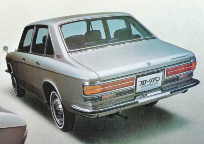 1969 Isuzu Florian 1600 Super Deluxe brochure - Japanese - 4-panels - 02 & 03 - 03 detail - Florian rear.jpg