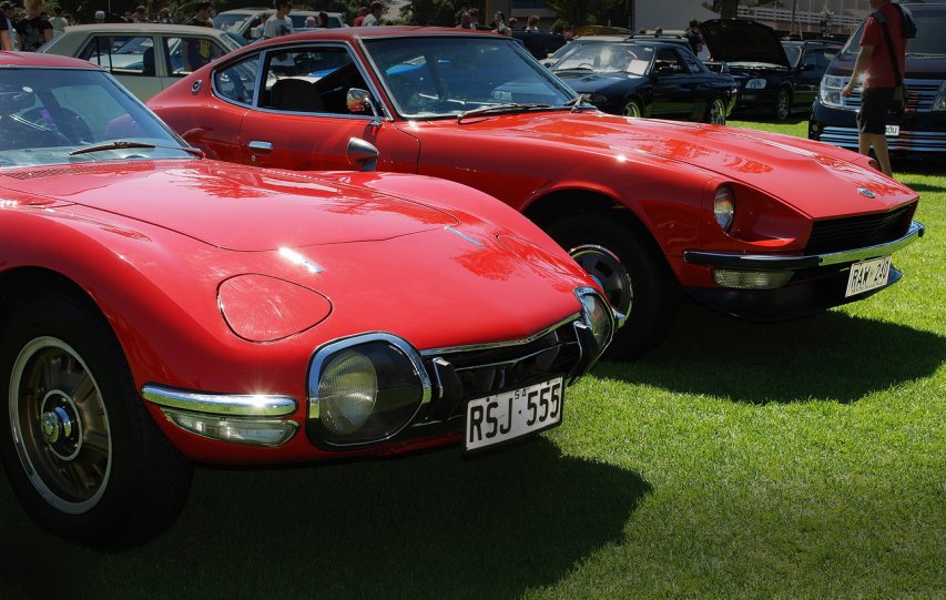 Toyota 2000 GT with Datsun 240Z - 01.jpg