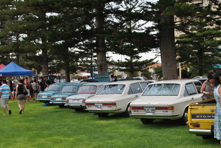 17 - Isuzu display - Bellett sedans & Florians.JPG