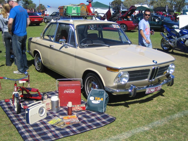 BMW 2002 - Darren & Brookes with a picnic display - 01.JPG