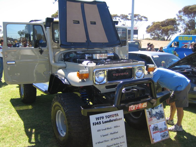 Toyota Landcruiser FJ40 - with V8 and massive suspension - 01.JPG