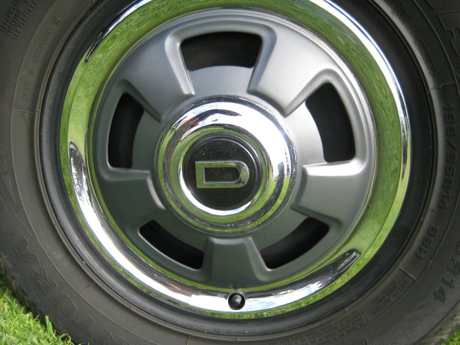 Datsun 240Z - 03 - sick hubcap.JPG